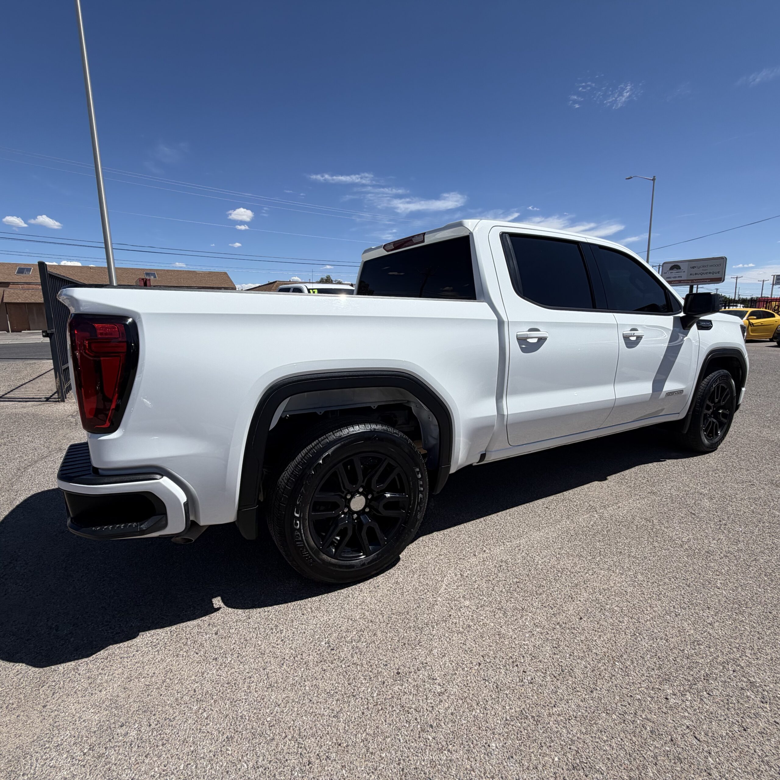 
								2023 GMC Sierra Elevation full									