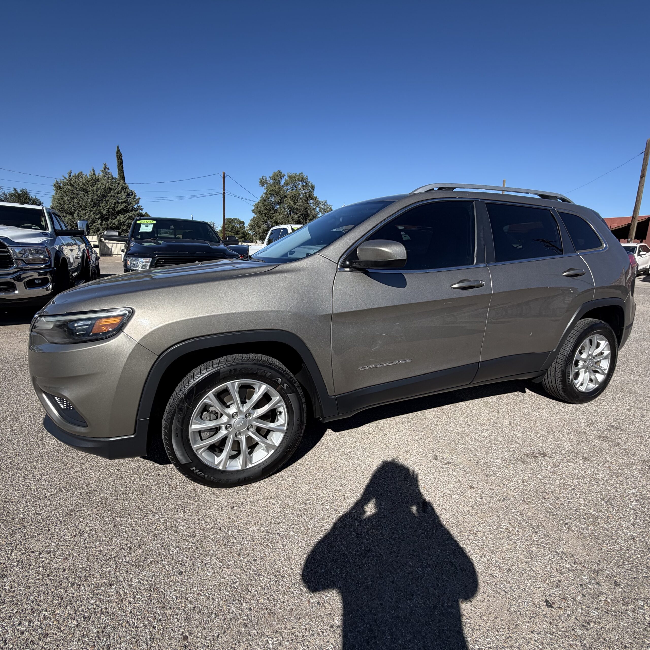 
								2019 JEEP Cherokee Latitude full									