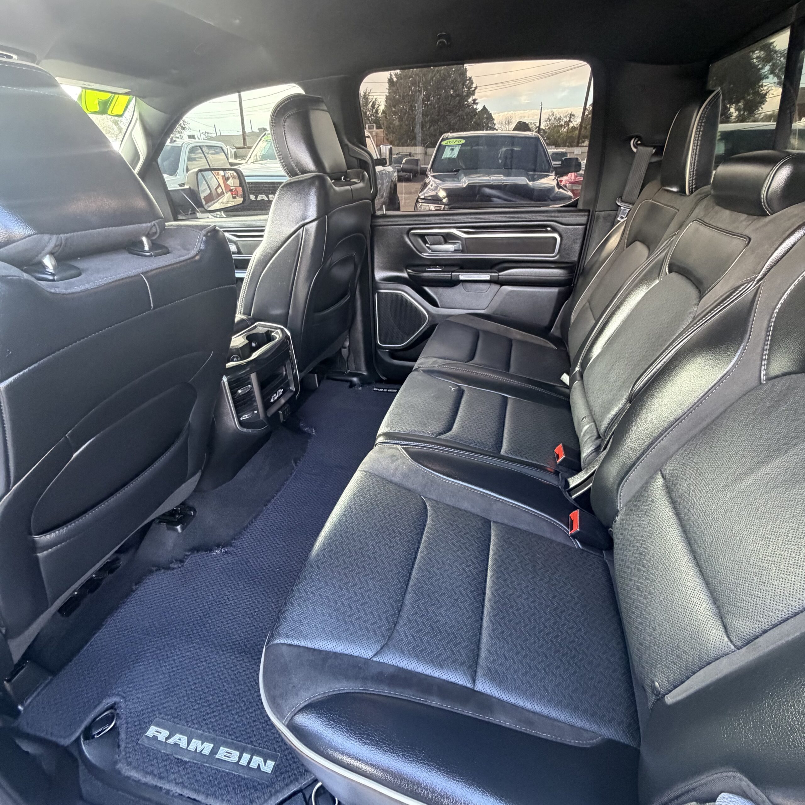
								2019 RAM 1500 Laramie full									